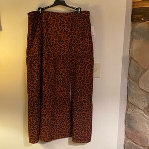 Long skirt in leopard print